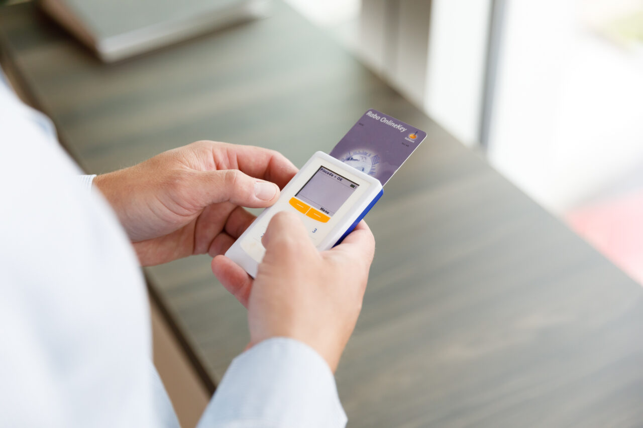 Iemand met een betaalterminal