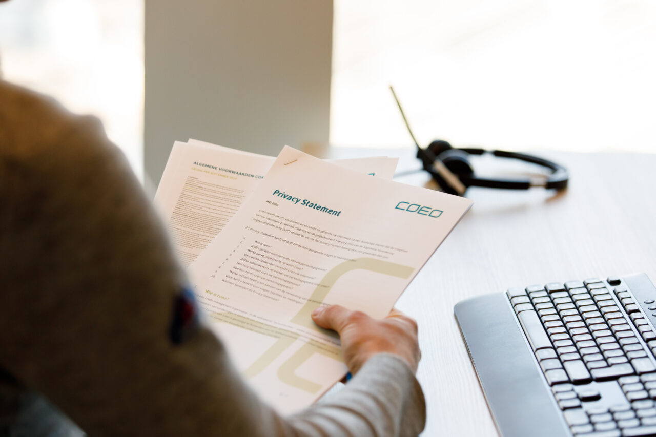 Iemand houdt een privacy statement vast