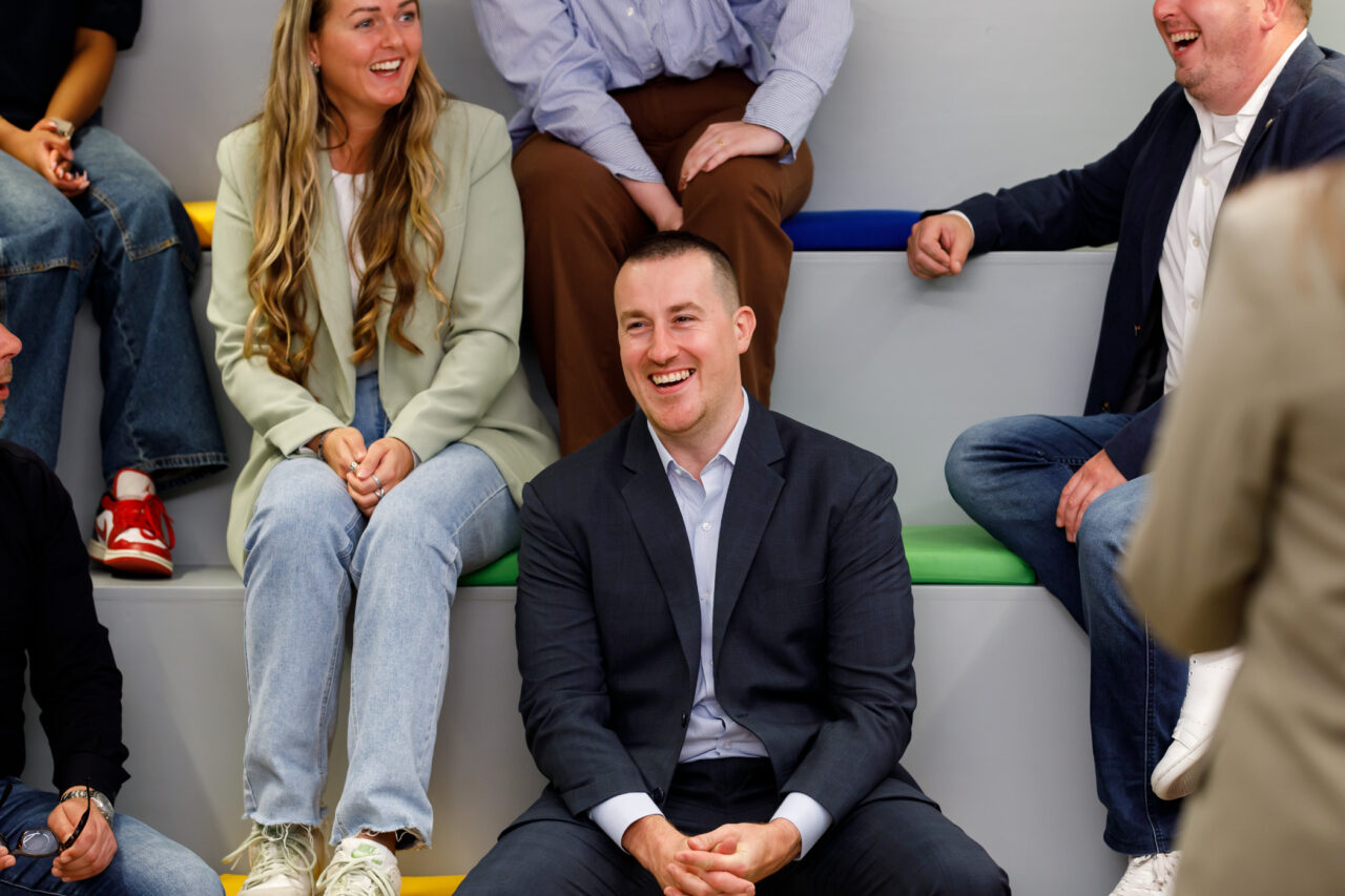 Mensen lachen op een tribune