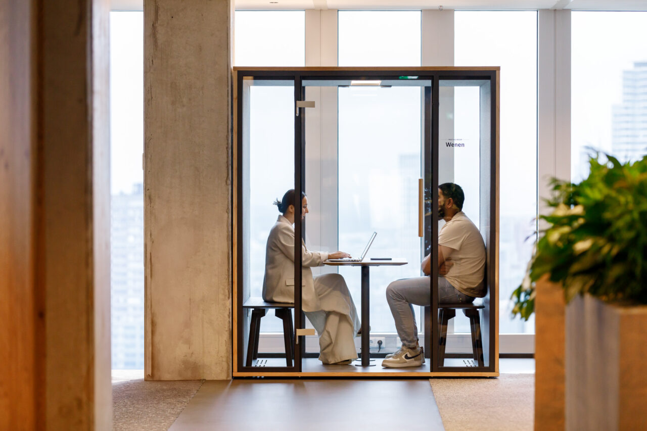 Mensen die samen in een werkhokje praten