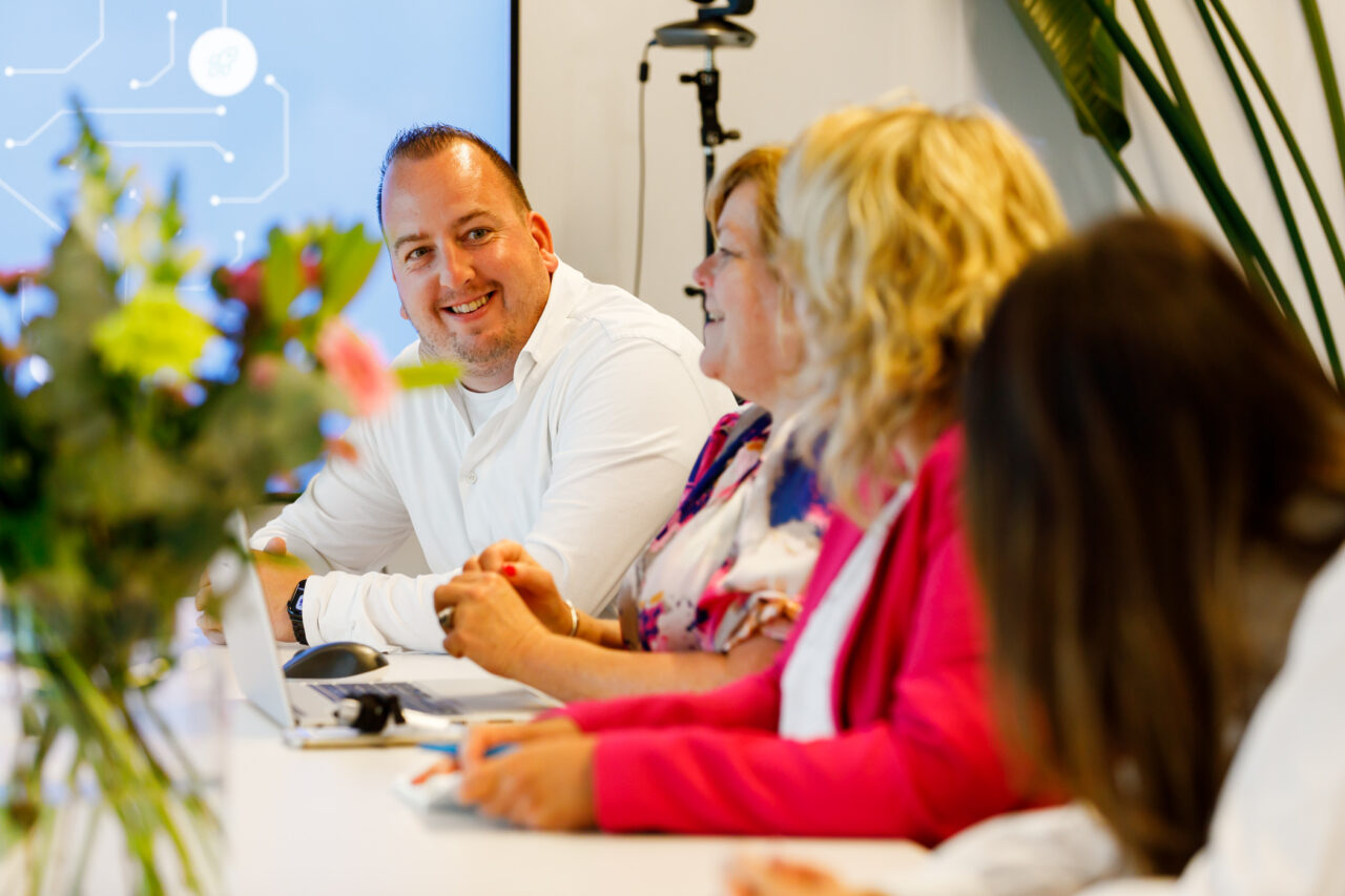 Mensen zitten bij training online