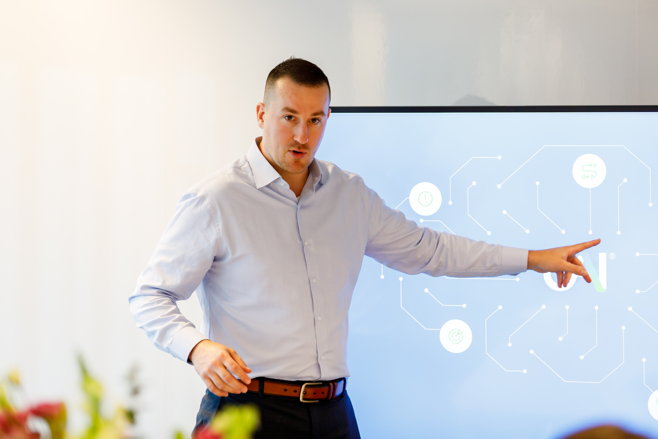 Man geeft presentatie over AI