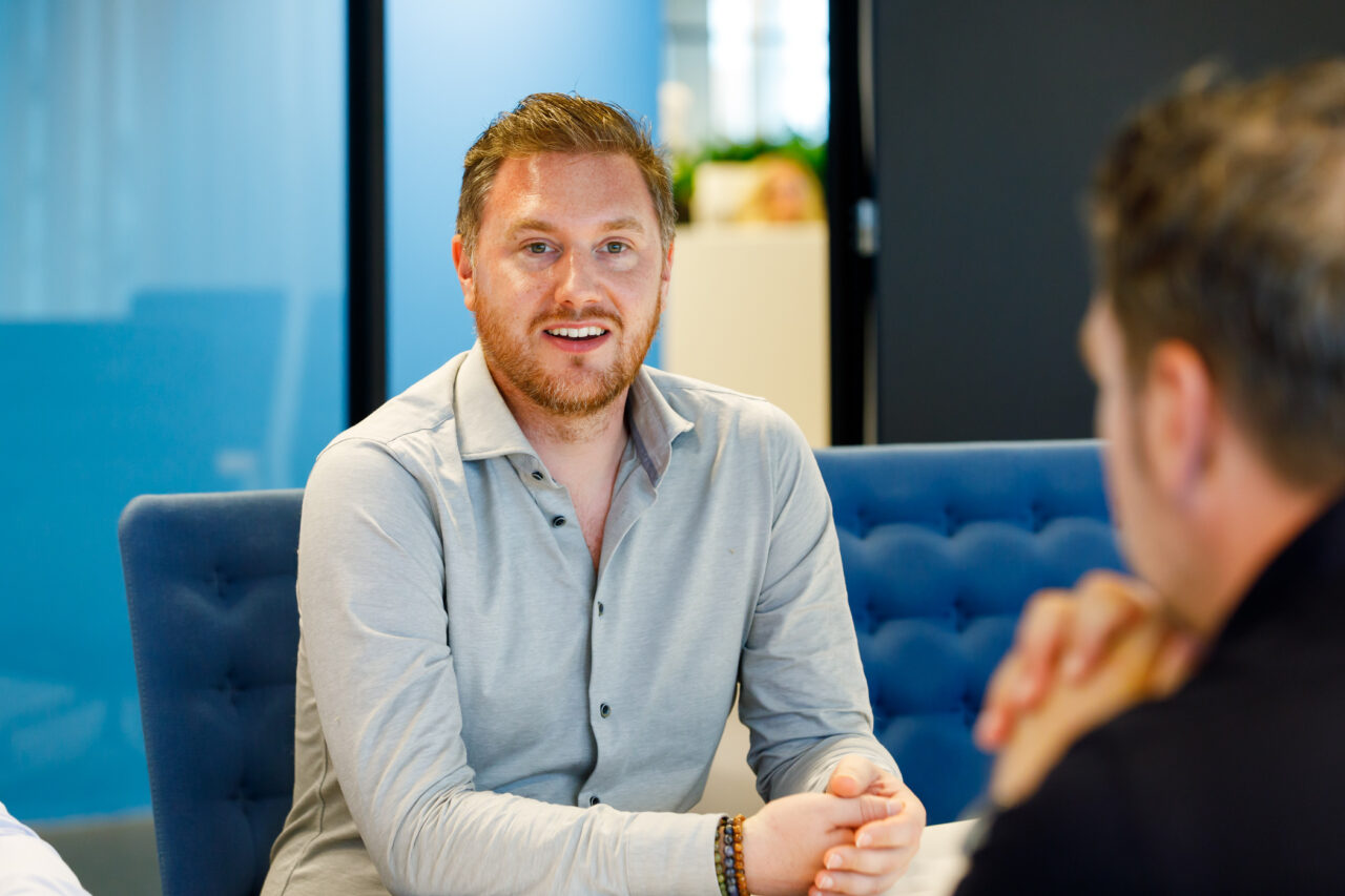 Twee mannen spreken elkaar toe
