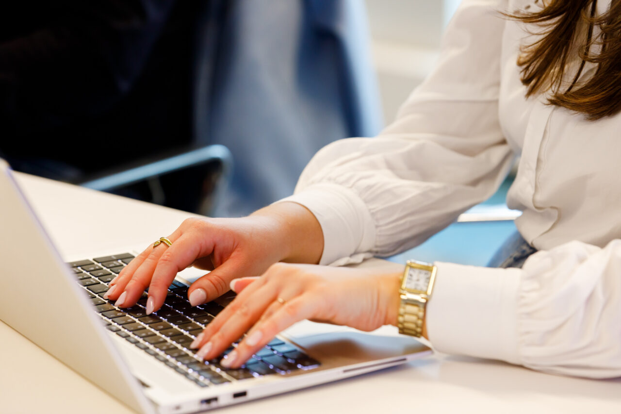 Iemand die achter haar laptop werkt