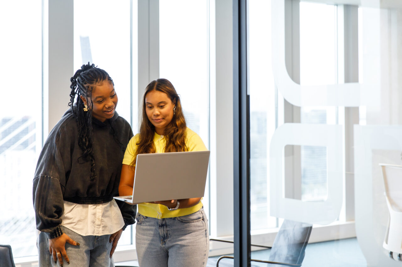 Twee vrouwen kijken naar een laptop