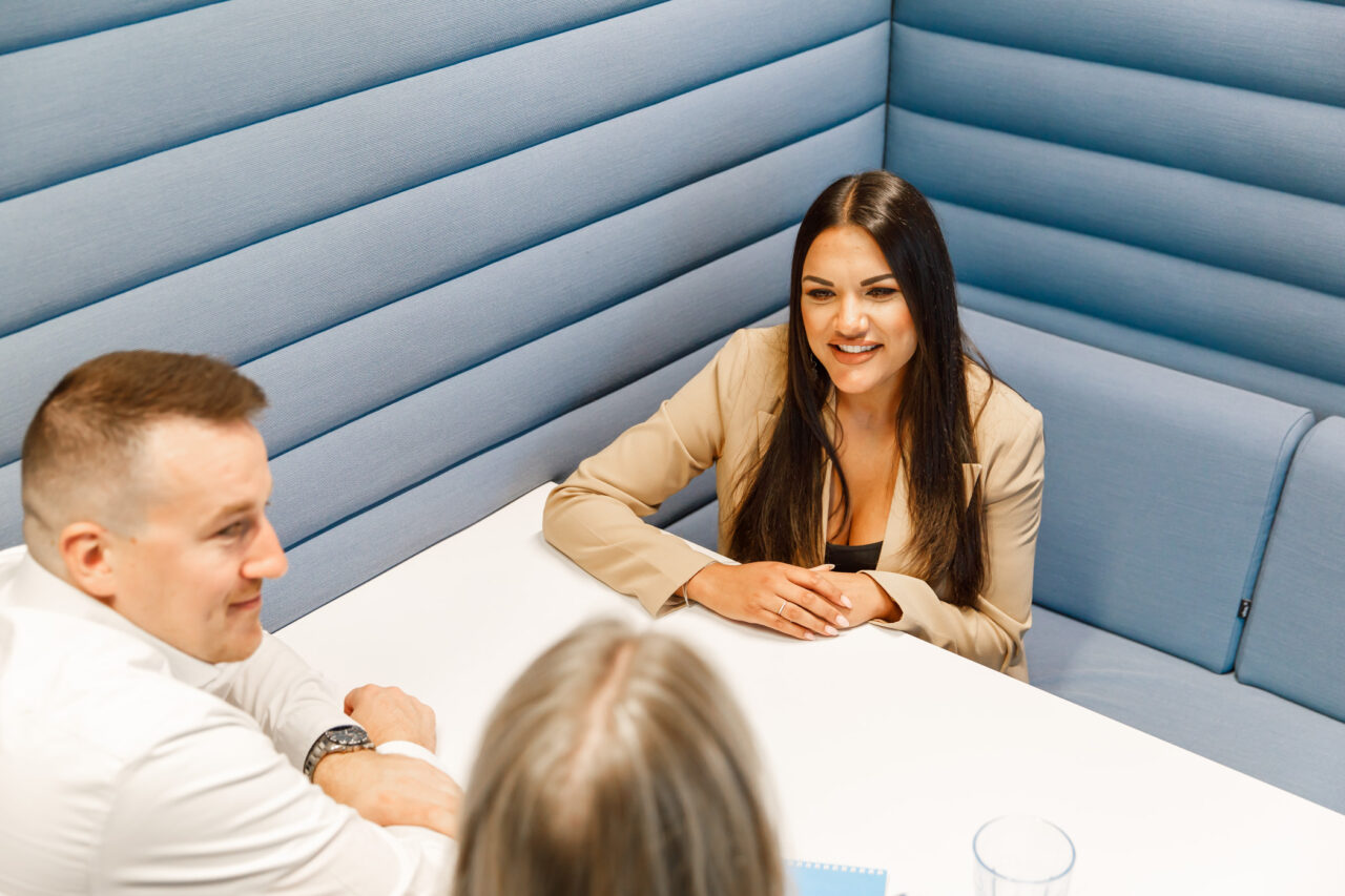 Drie personen in een meeting