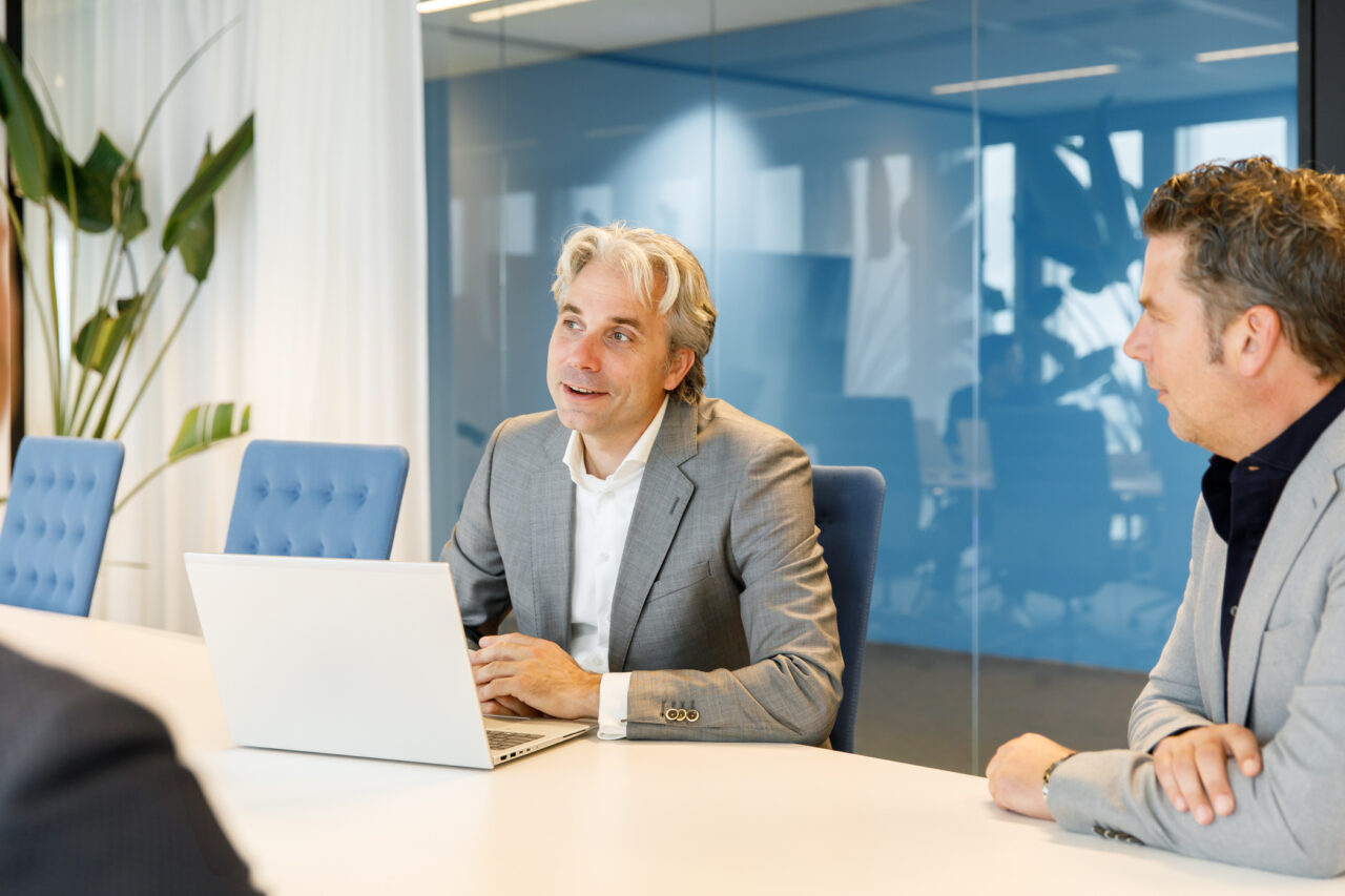 Twee mannen aan tafel