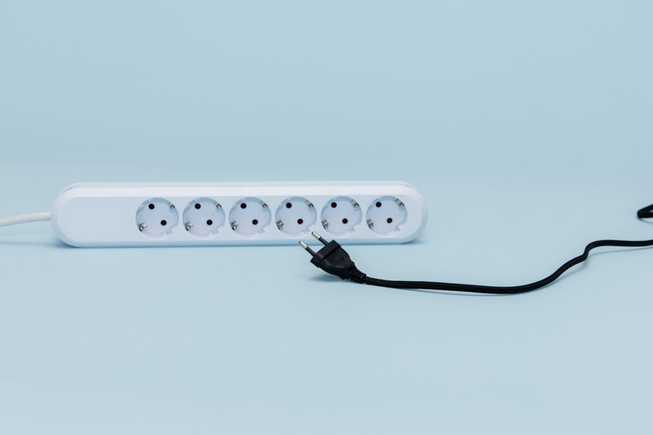 Een stekkerblok met een stekker