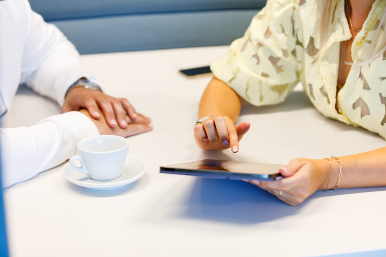 Twee handen op tafel