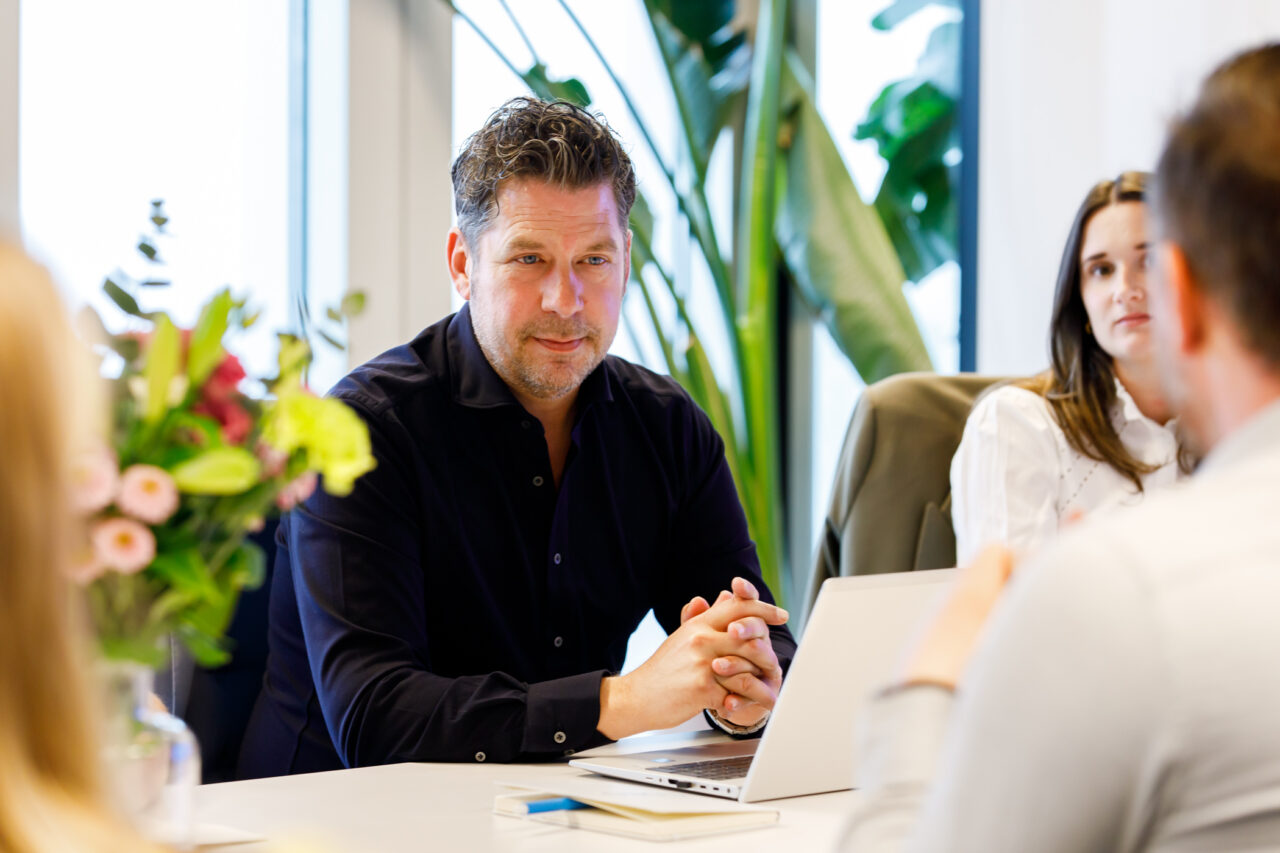 Twee mannen aan tafel
